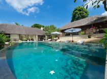 Villa Bunga Pangi, Pool